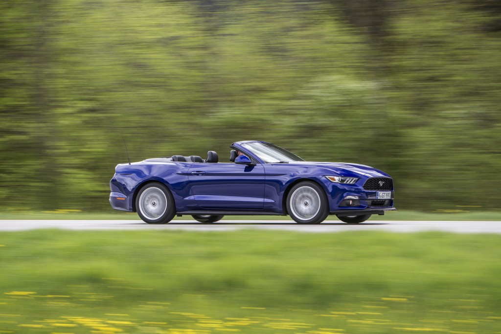 Ford Mustang Convertible photo 17