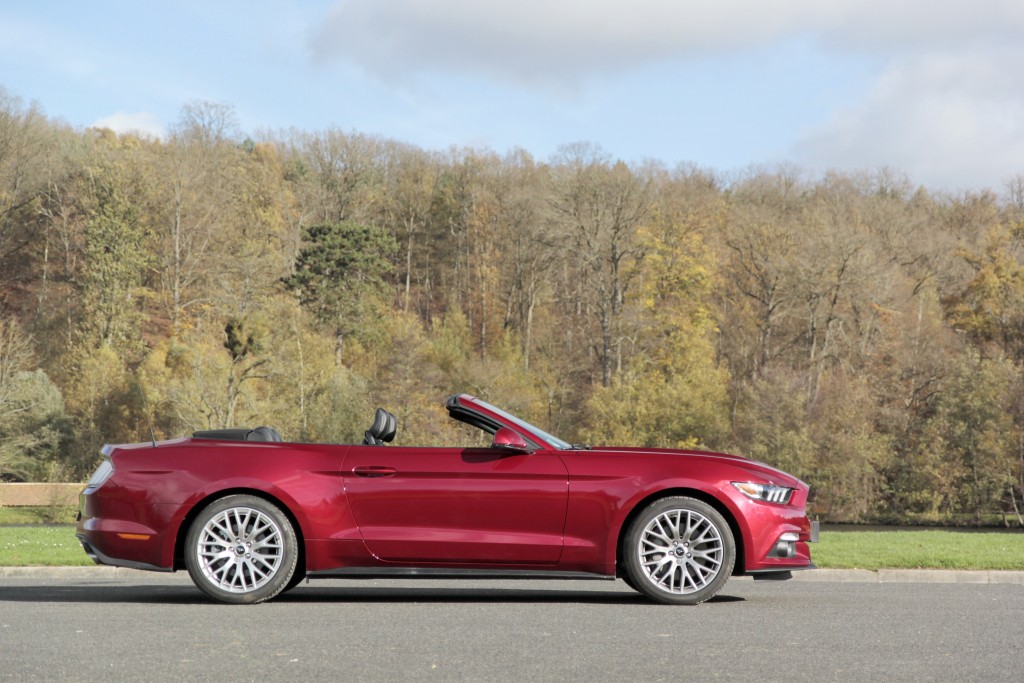 Ford Mustang Convertible photo 22