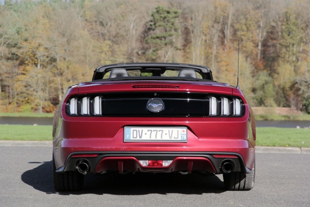 Ford Mustang Convertible foto 24