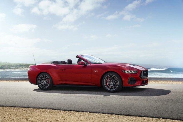 Ford Mustang Convertible photo 3
