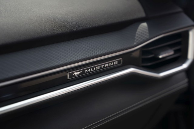 Ford Mustang Convertible photo 9