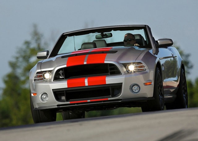 Ford Mustang Convertible photo 1