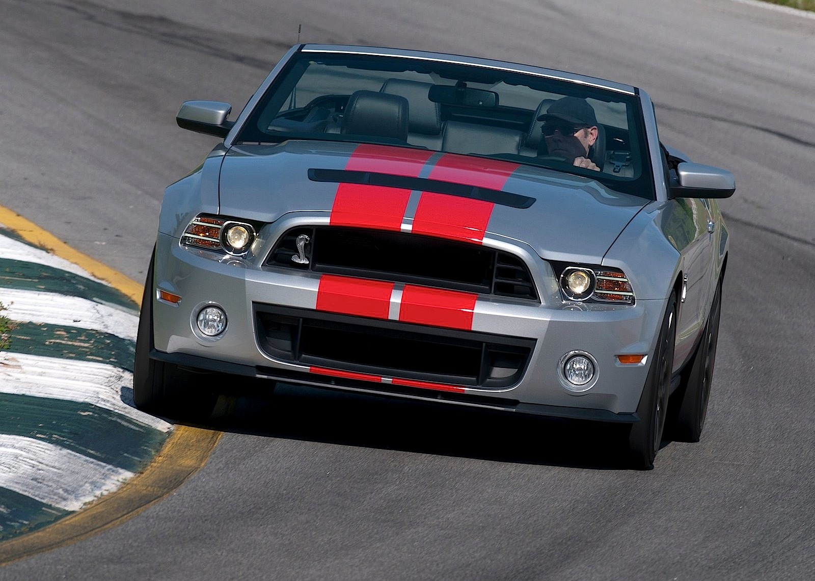 Ford Mustang Convertible photo 3
