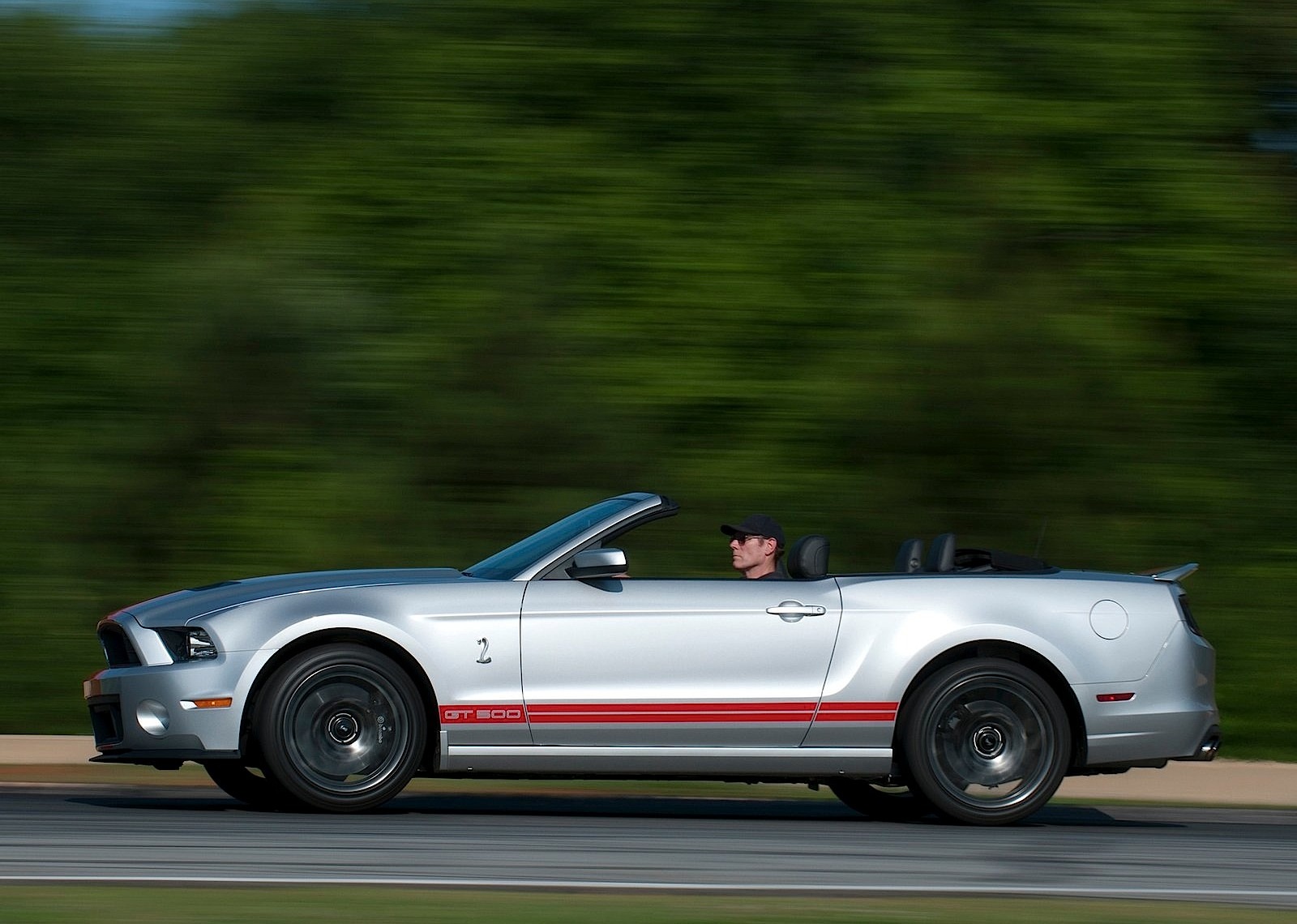 Ford Mustang Convertible photo 4