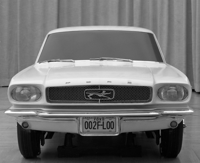 Ford Mustang photo 2