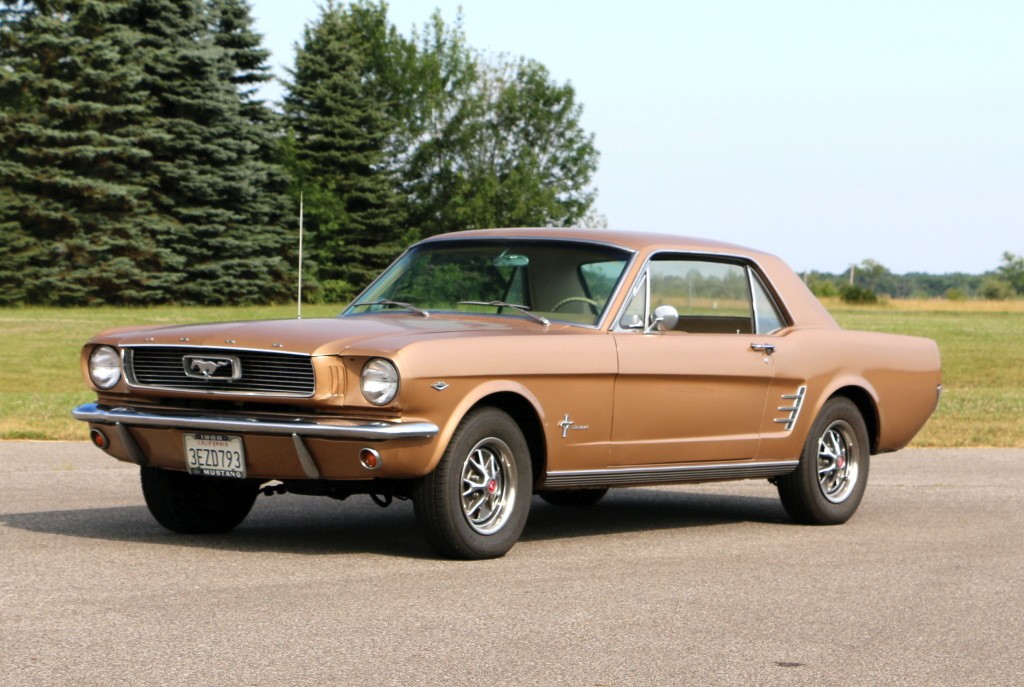 Ford Mustang photo 2