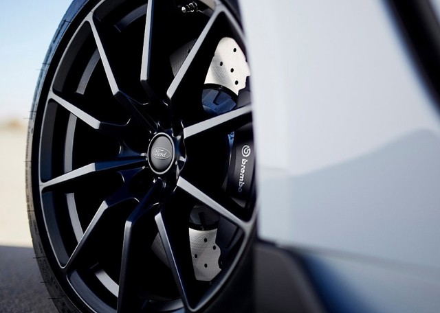 Ford Mustang photo 1