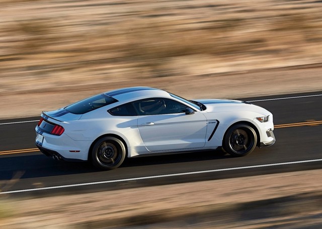 Ford Mustang photo 2