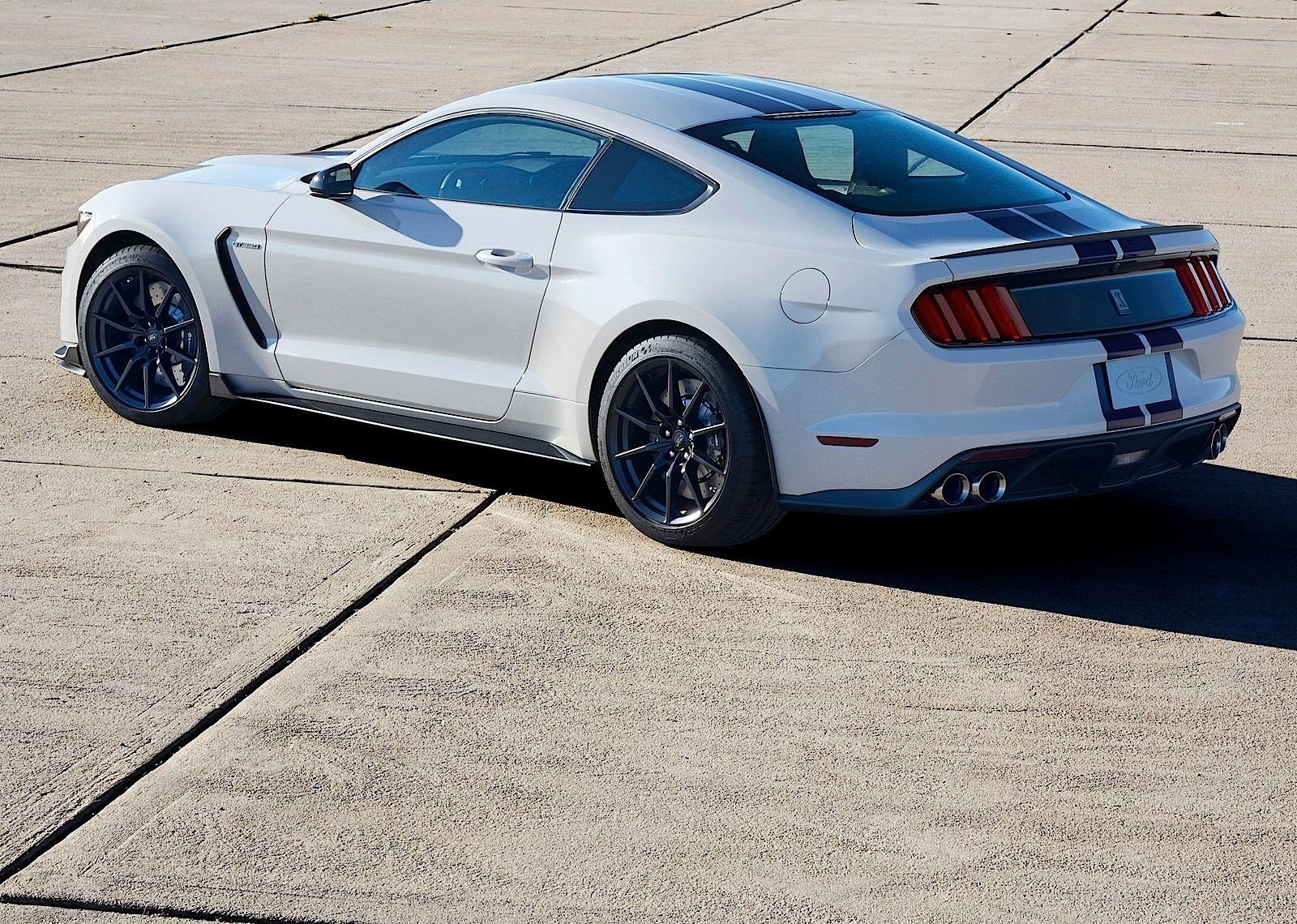 Ford Mustang photo 3
