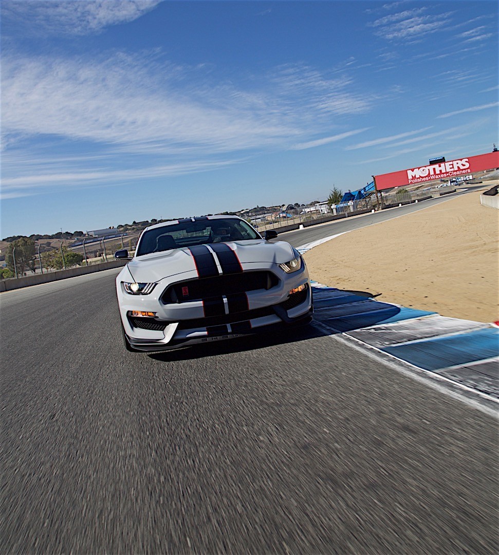 Ford Mustang photo 3