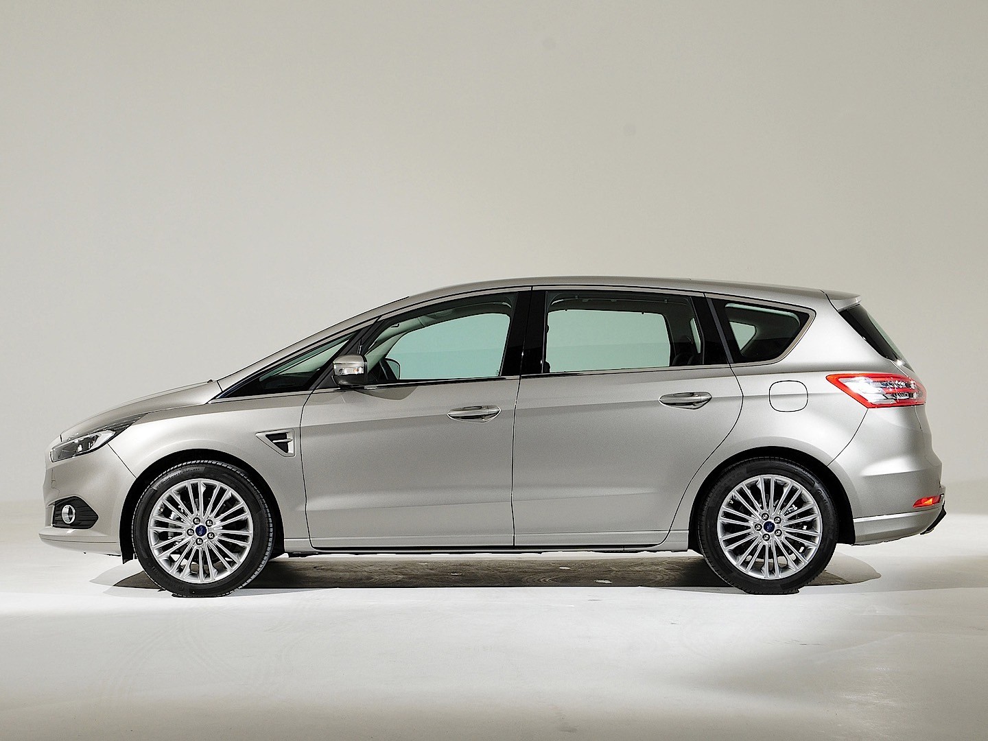 Ford S-Max photo 12