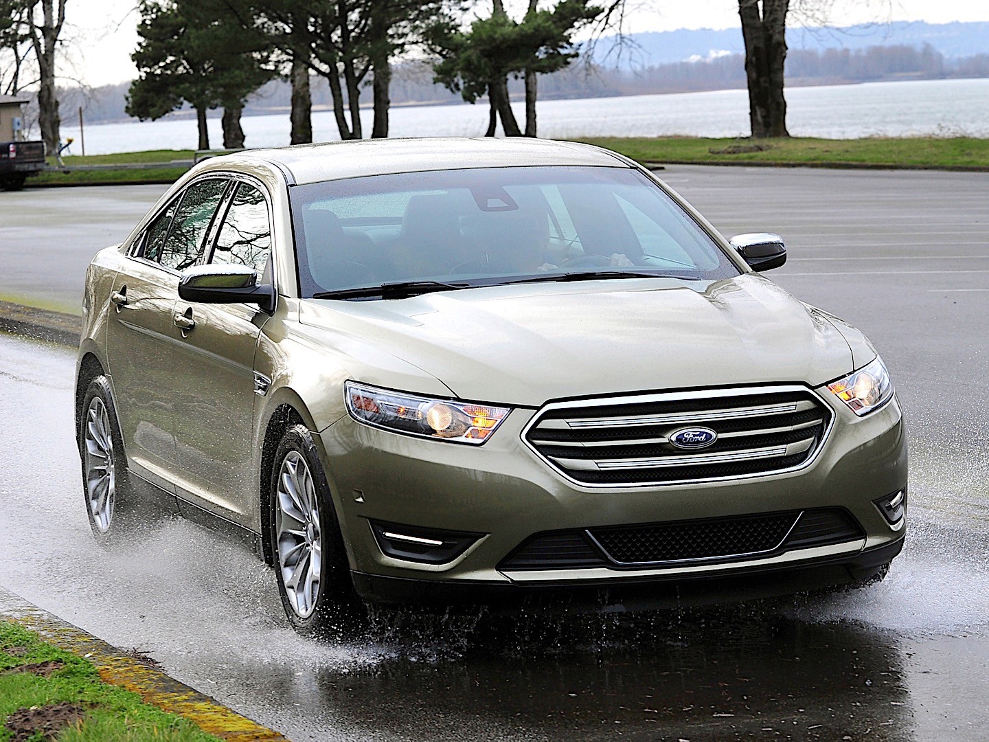Ford Taurus photo 8