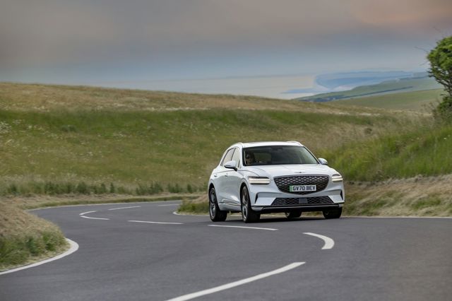 Genesis Gv70 photo 8