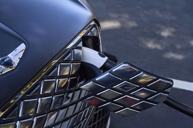 Genesis Gv70 photo 21