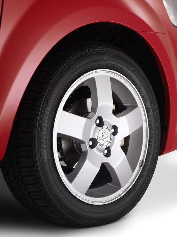 Holden Barina Sedan photo 11