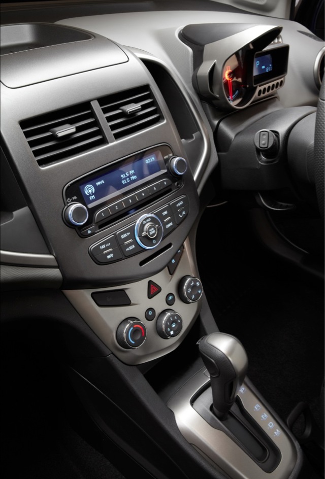 Holden Barina Sedan Foto 8