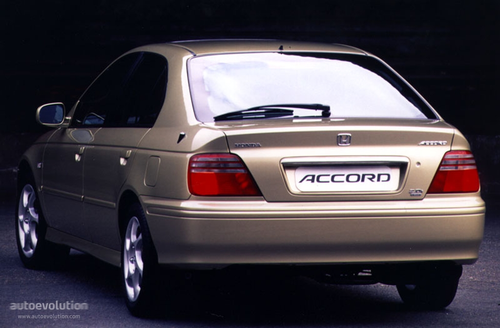 Honda Accord Euro photo 3