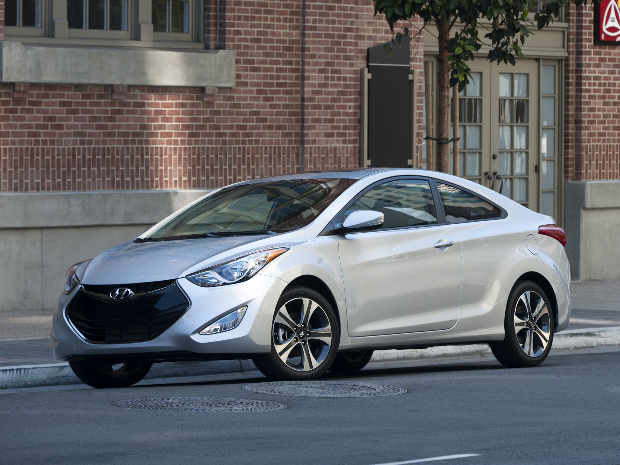 Hyundai Elantra Coupe photo 9