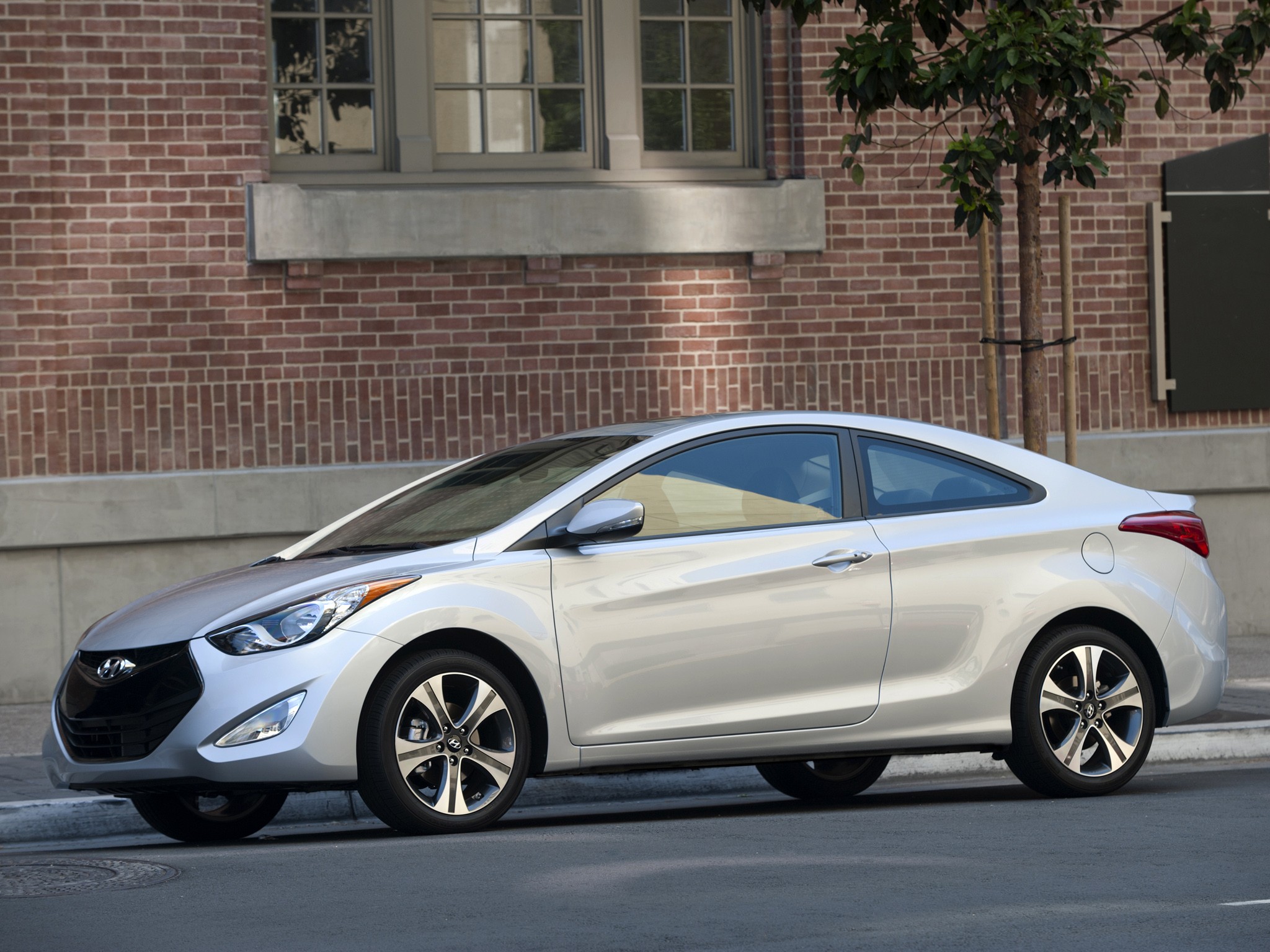 Hyundai Elantra Coupe photo 10