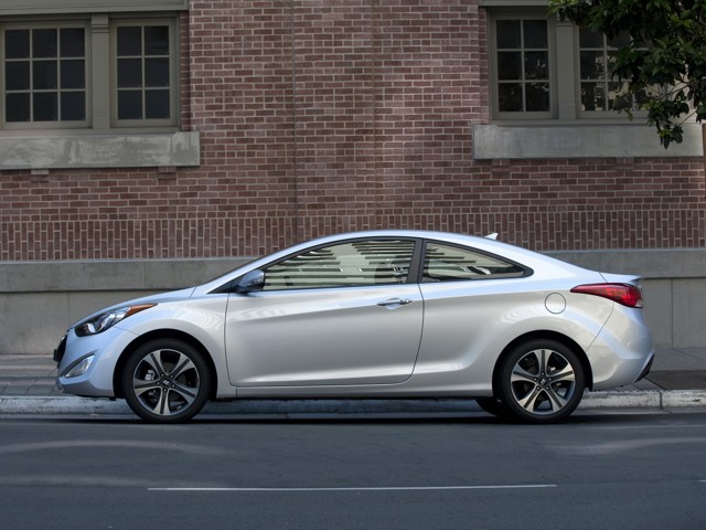 Hyundai Elantra Coupe photo 11