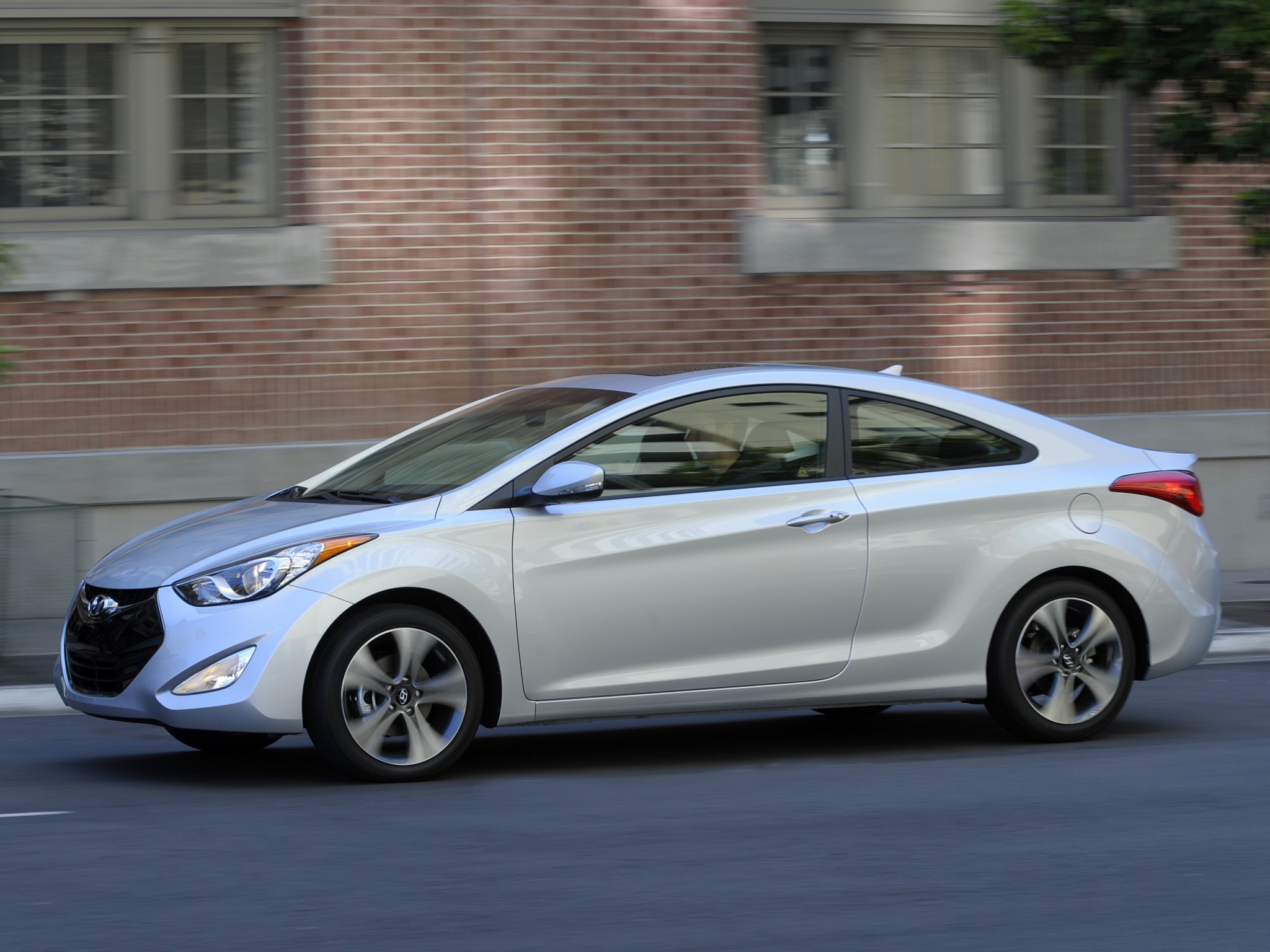 Hyundai Elantra Coupe photo 16