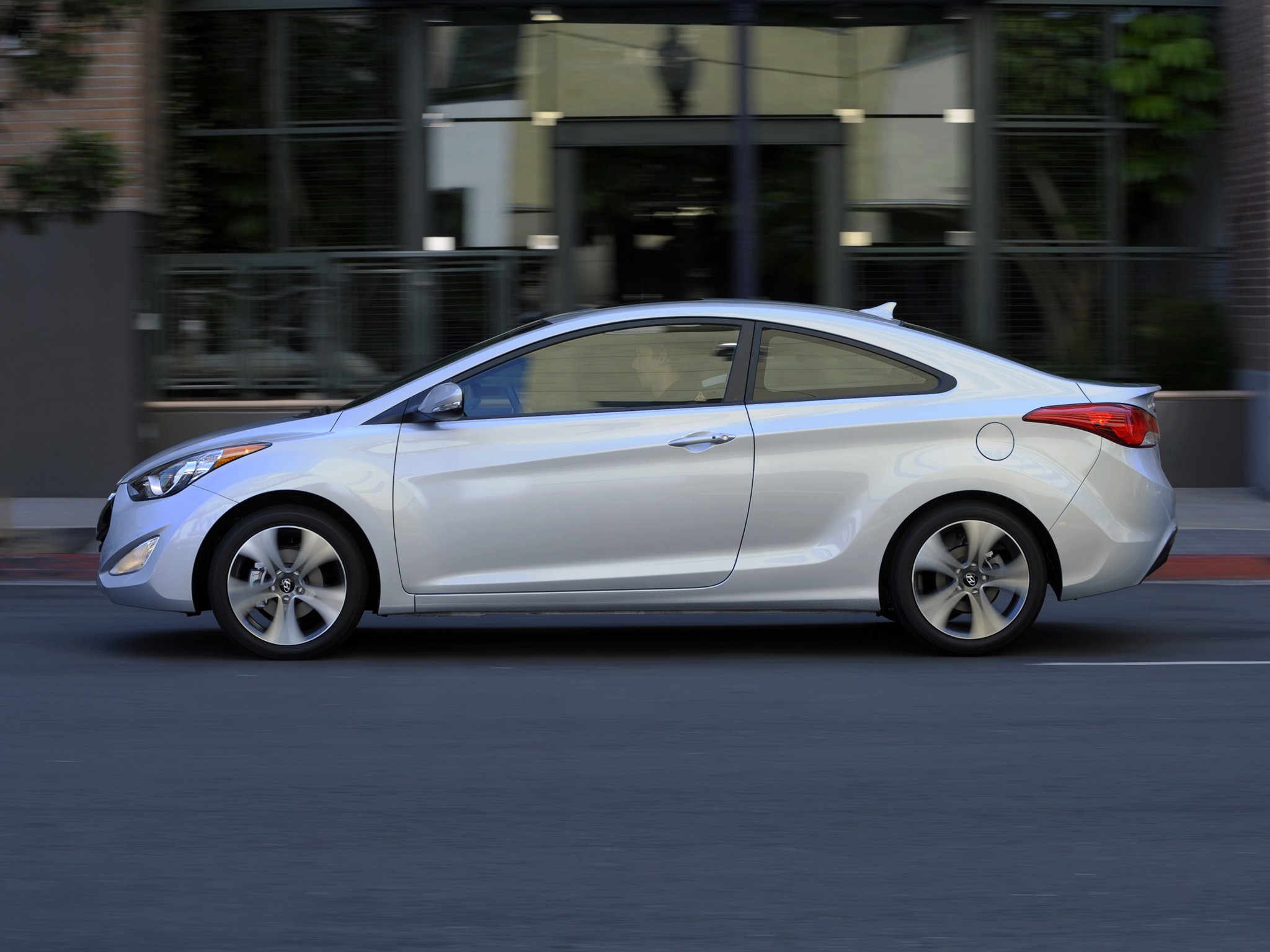 Hyundai Elantra Coupe photo 17