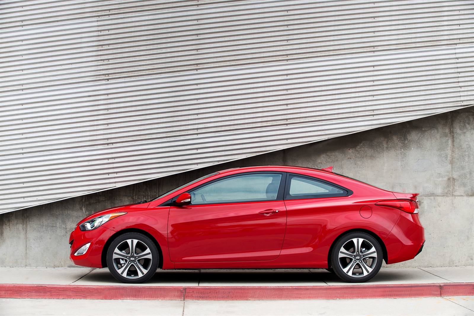 Hyundai Elantra Coupe photo 3