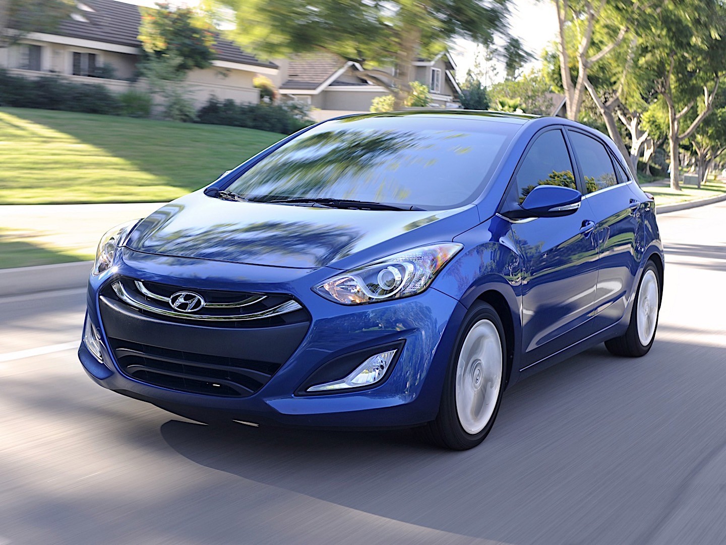 Hyundai Elantra Gt photo 2