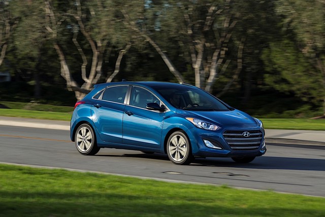 Hyundai Elantra Gt photo 2