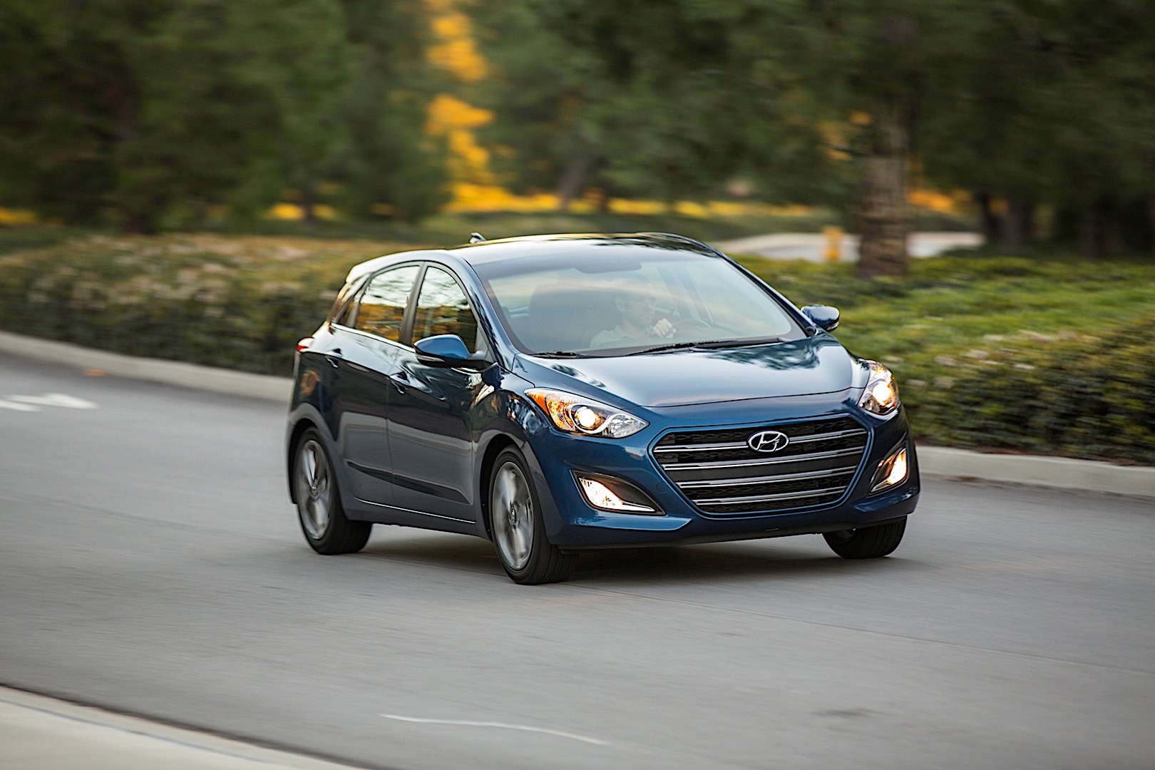 Hyundai Elantra Gt photo 3