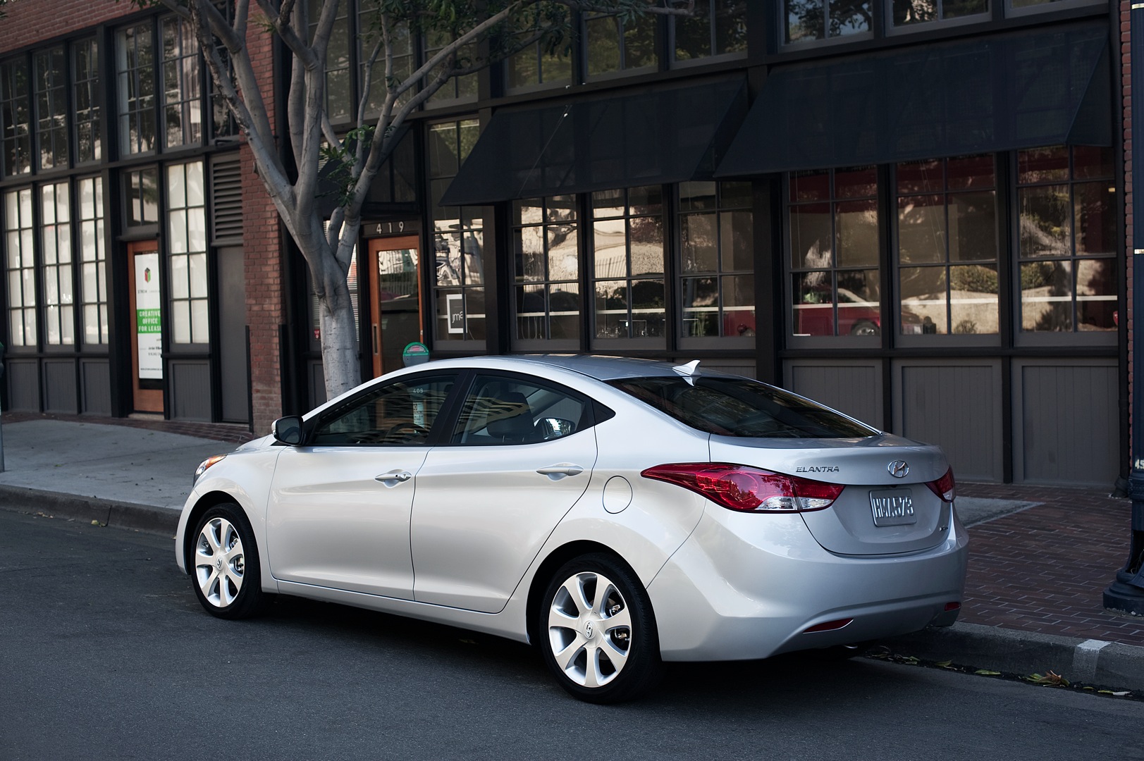 Hyundai Elantra Sedan photo 3