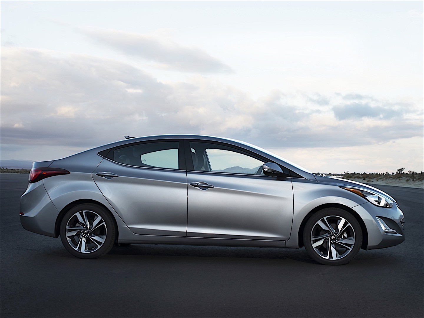 Hyundai Elantra Sedan photo 9