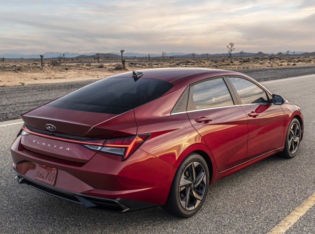 HYUNDAI Elantra Sedan