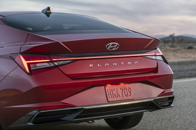 Hyundai Elantra Sedan photo 8