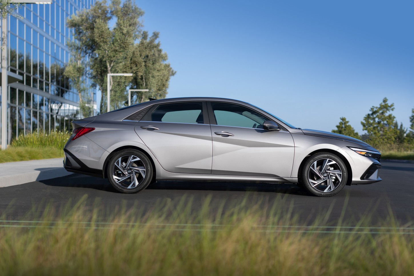 Hyundai Elantra Sedan photo 2