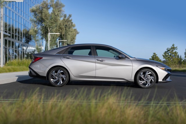 Hyundai Elantra Sedan photo 2