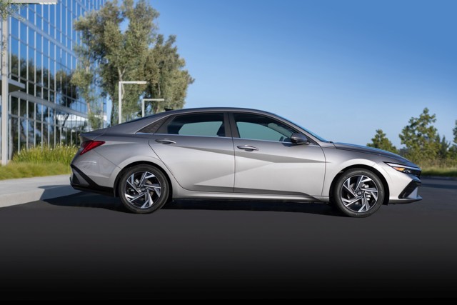 Hyundai Elantra Sedan photo 3