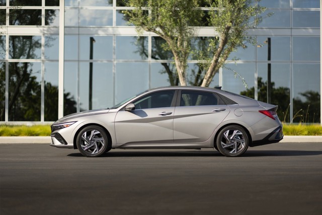 Hyundai Elantra Sedan photo 9