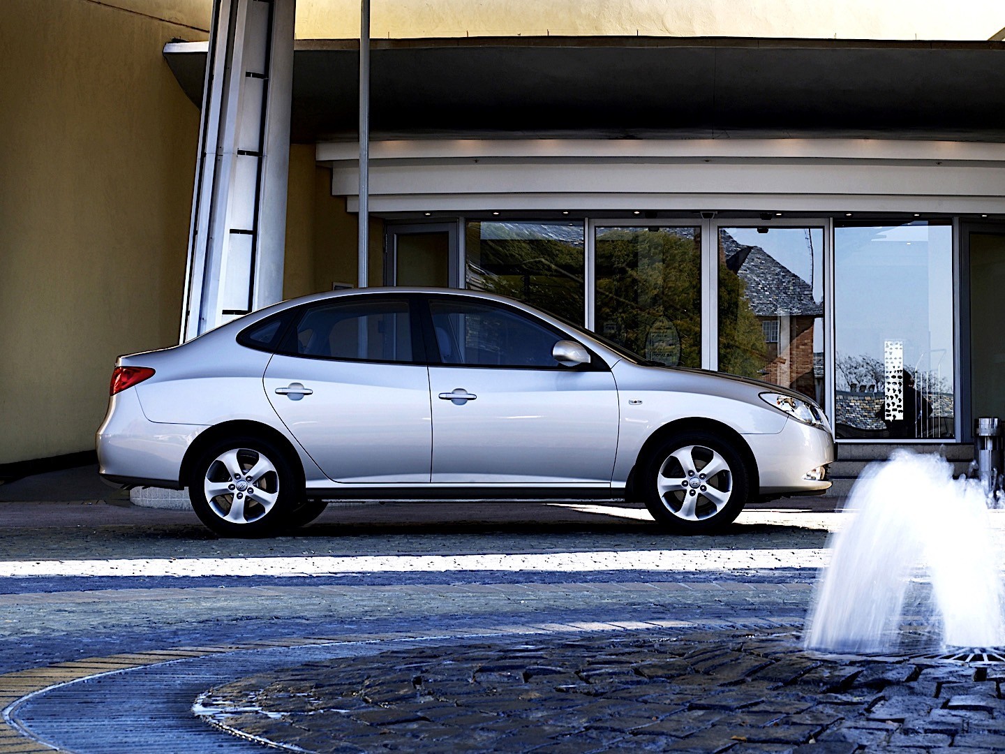 Hyundai Elantra Sedan photo 9