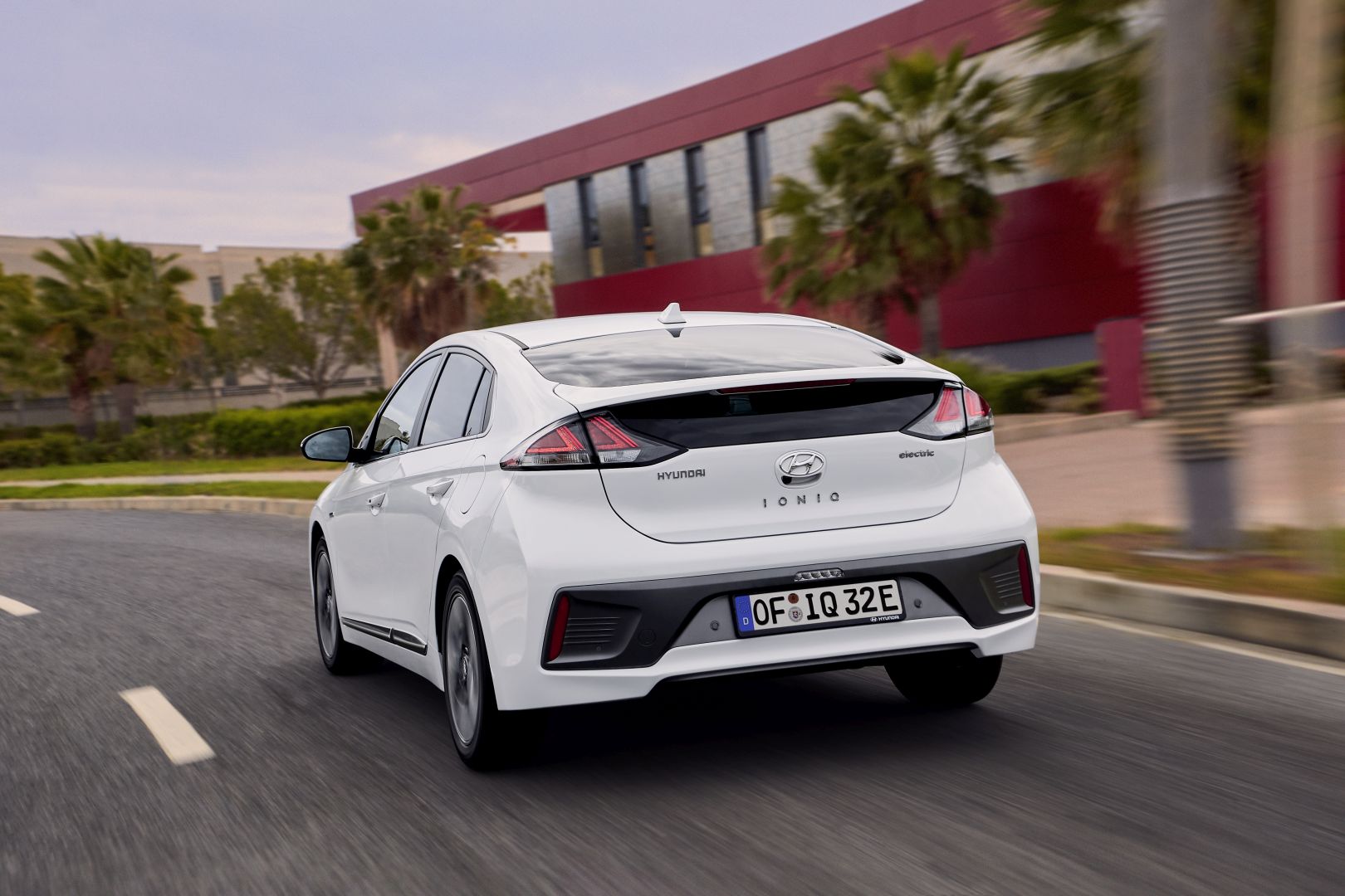 Hyundai Ioniq photo 2