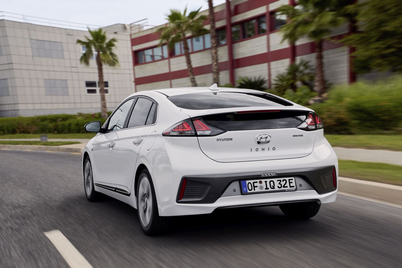 Hyundai Ioniq photo 3