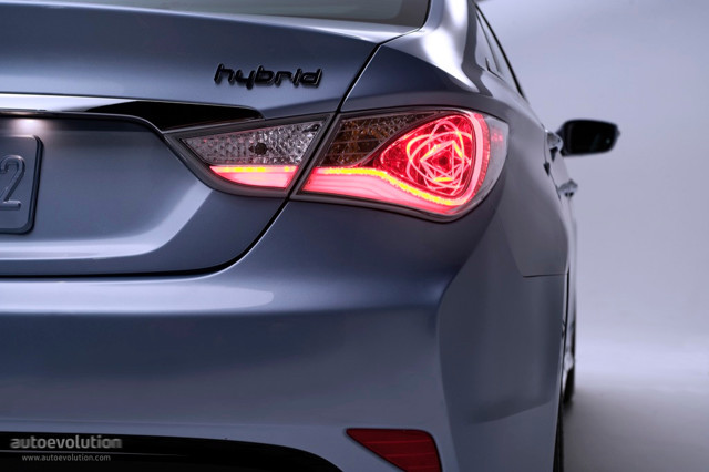 Hyundai Sonata Hybrid photo 9
