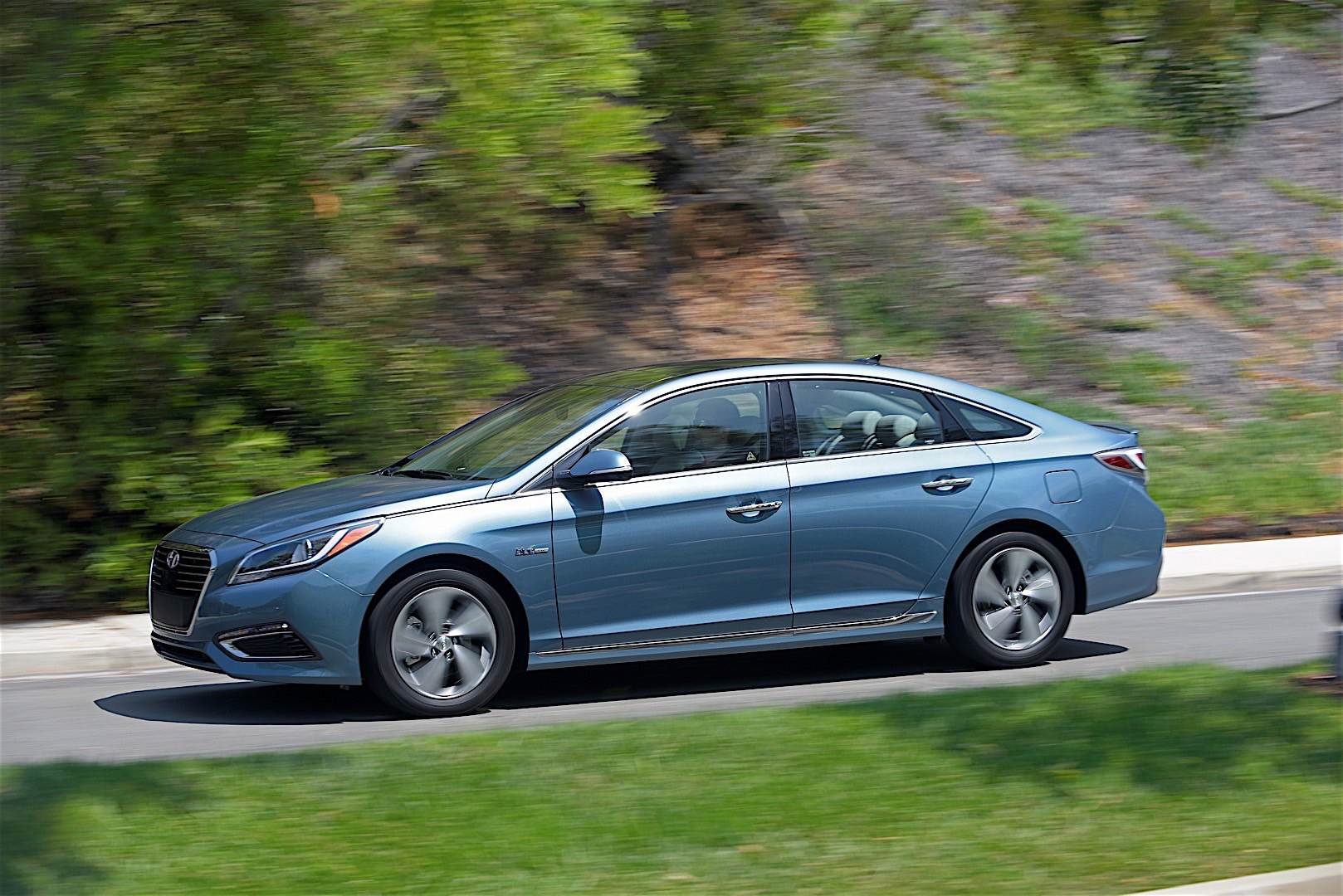 Hyundai Sonata Hybrid photo 2