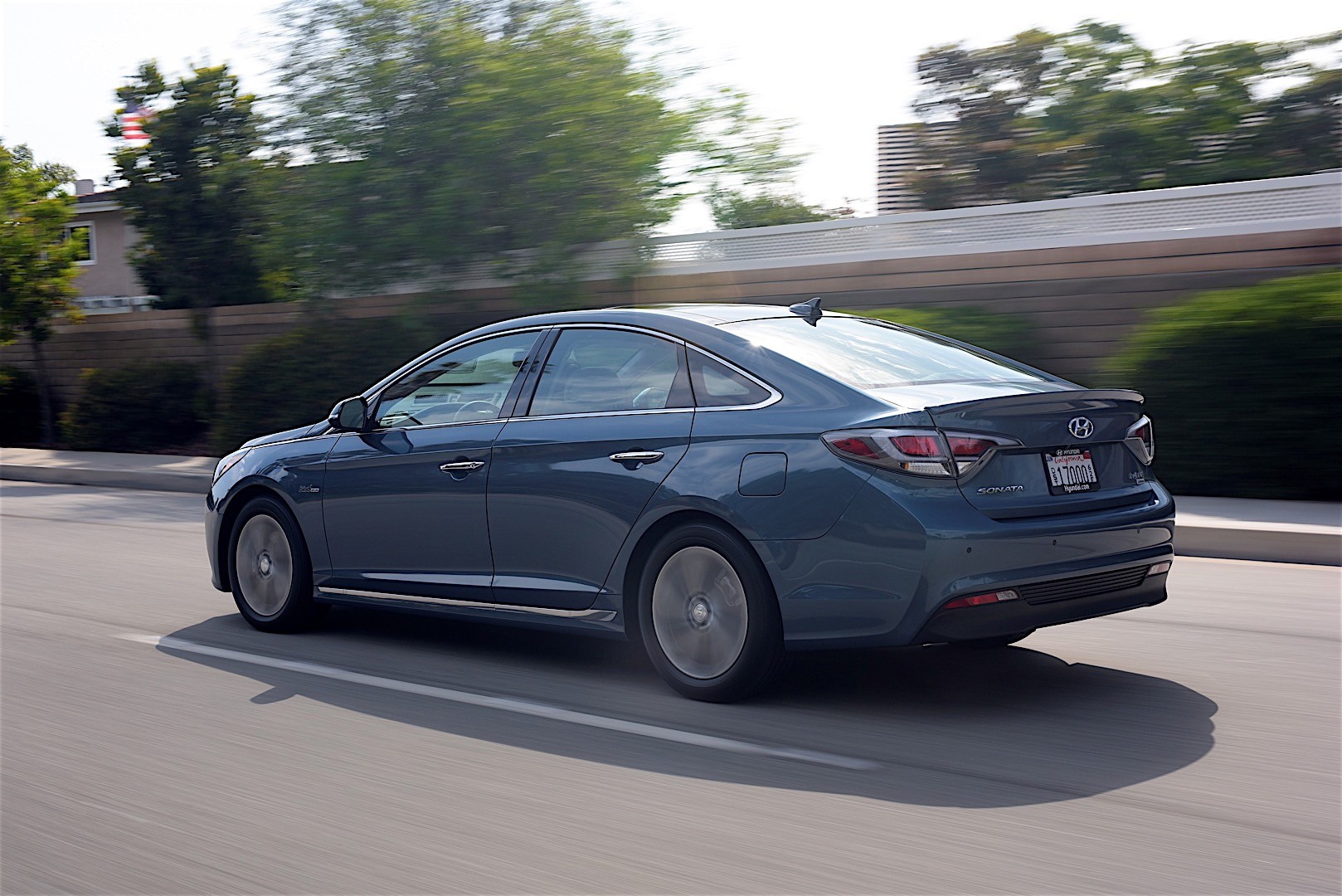 Hyundai Sonata Hybrid photo 3