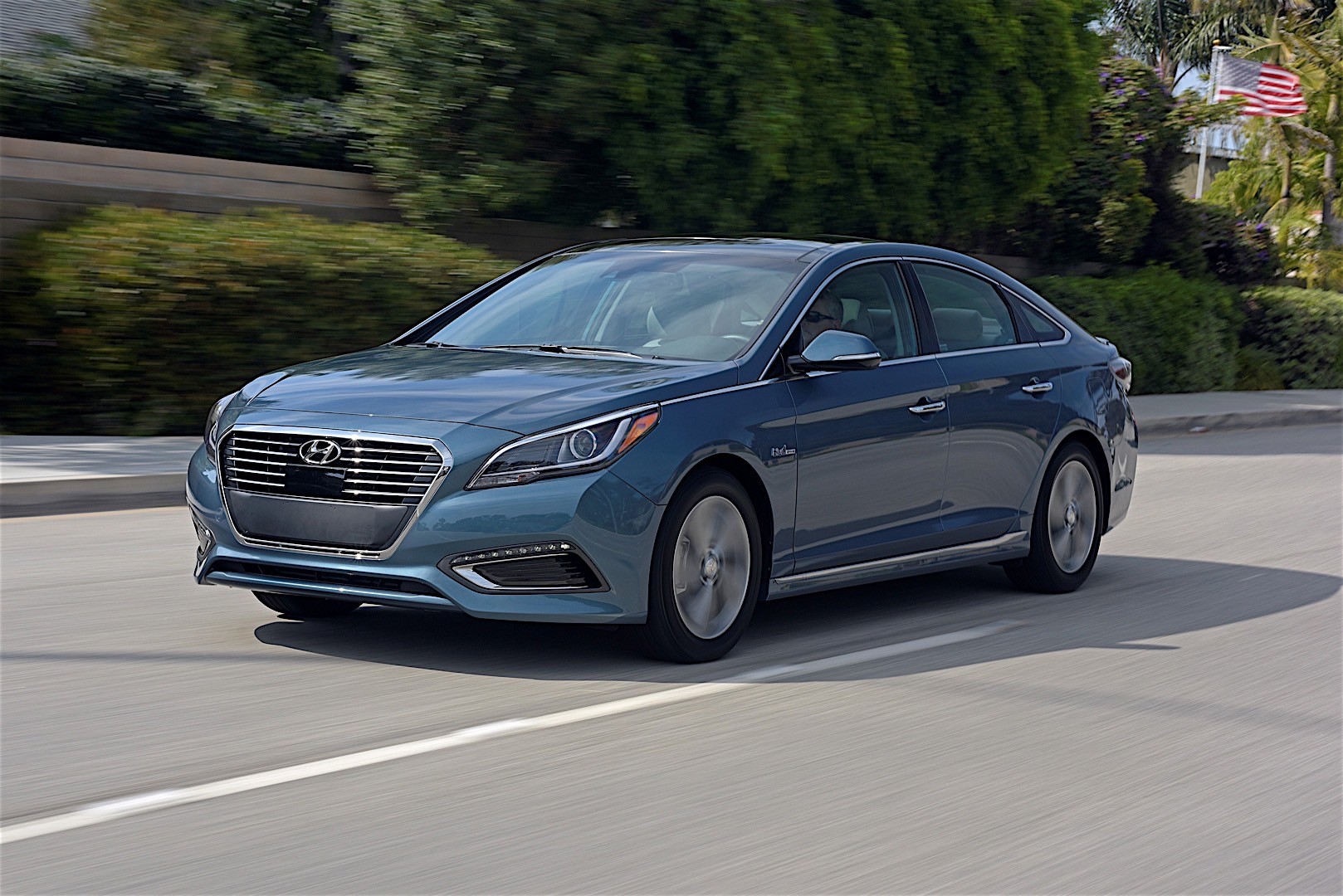 Hyundai Sonata Hybrid photo 6