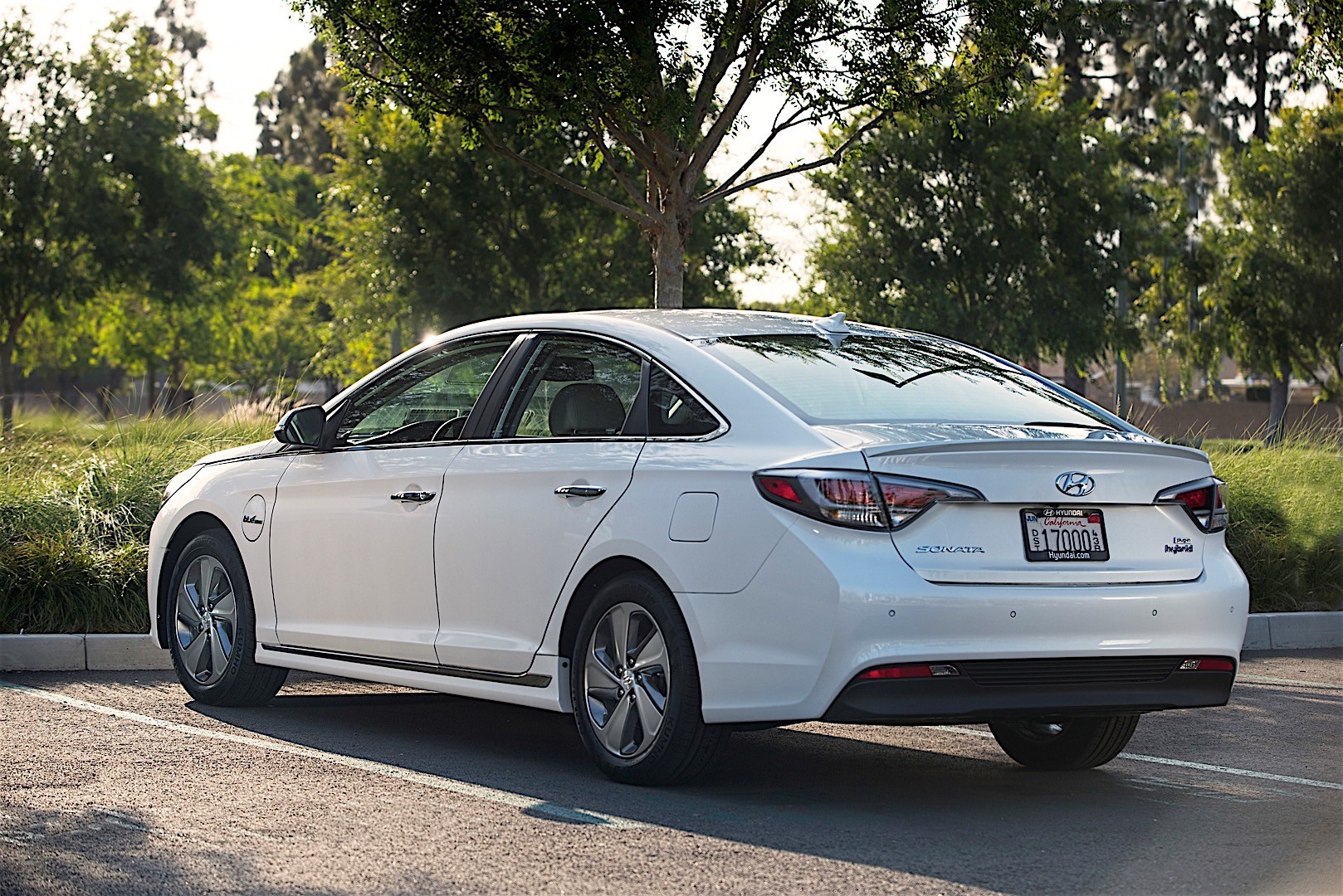 Hyundai Sonata Hybrid photo 9