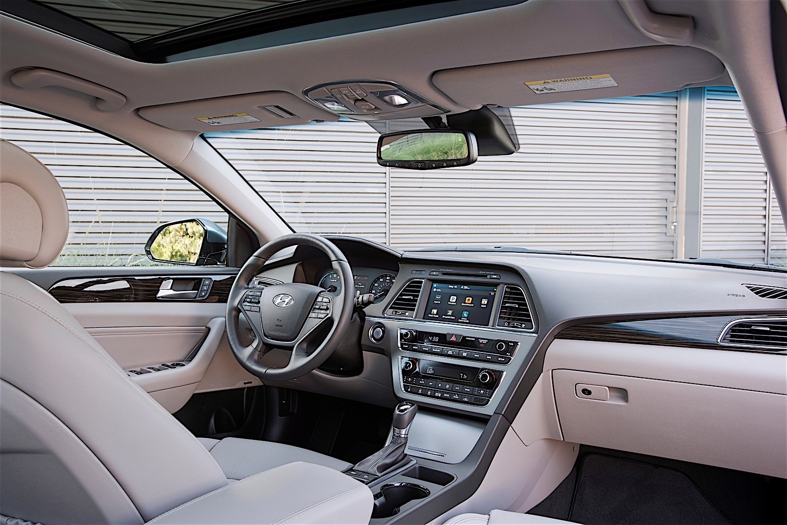 Hyundai Sonata Hybrid photo 30