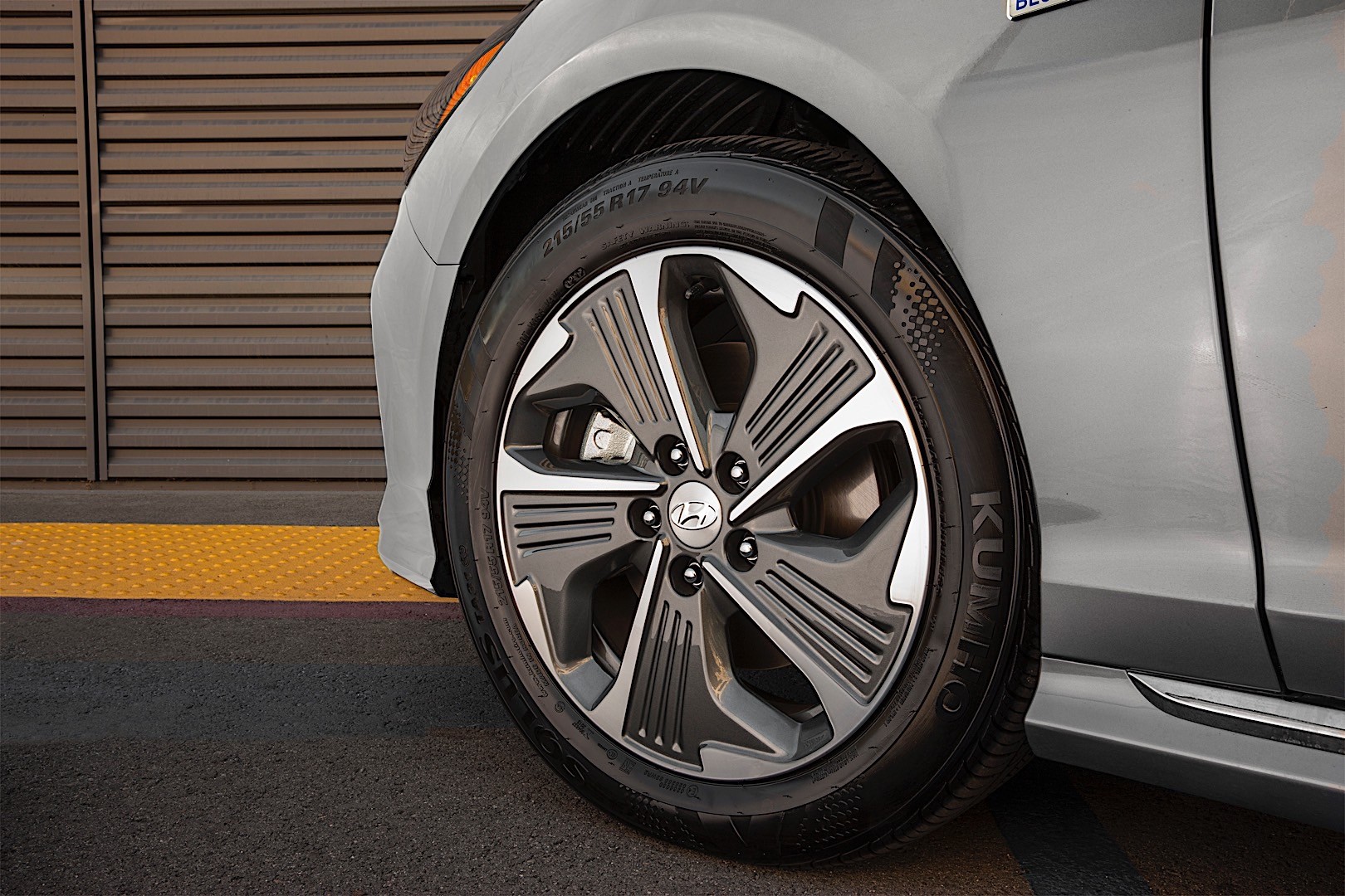 Hyundai Sonata Hybrid photo 5