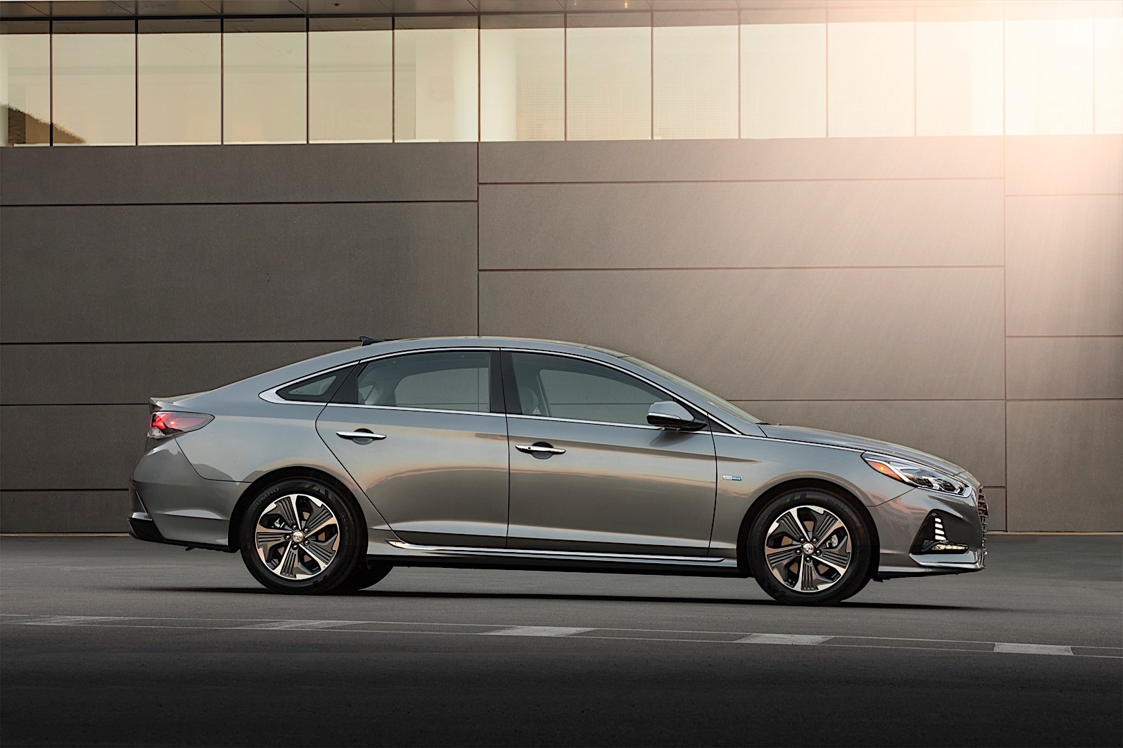 Hyundai Sonata Hybrid photo 9