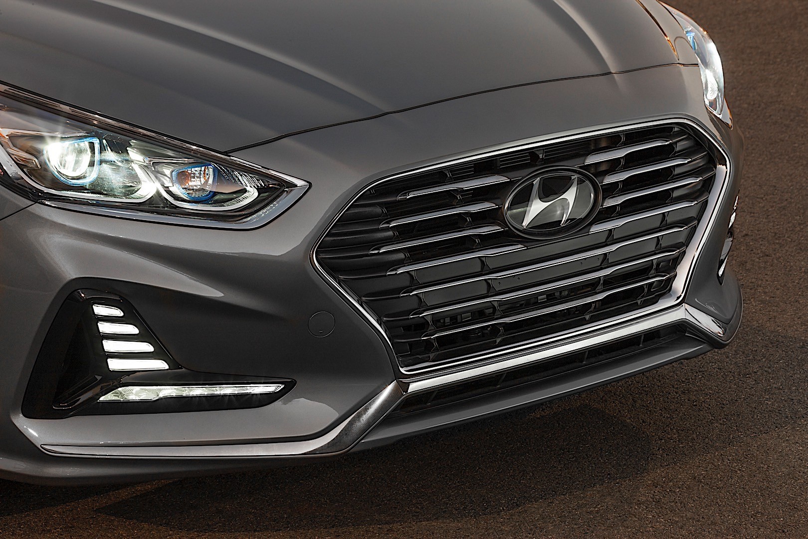 Hyundai Sonata Hybrid photo 3